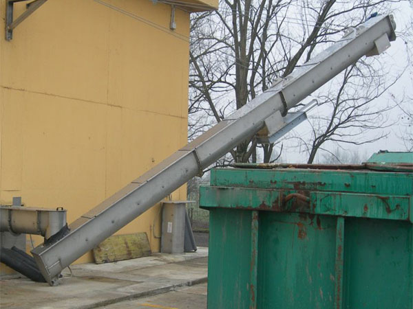 ����̎��ݔ�͙C